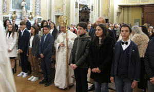 Il vescovo Marco impartisce la Cresima a un gruppo di ragazzi in Ognissanti